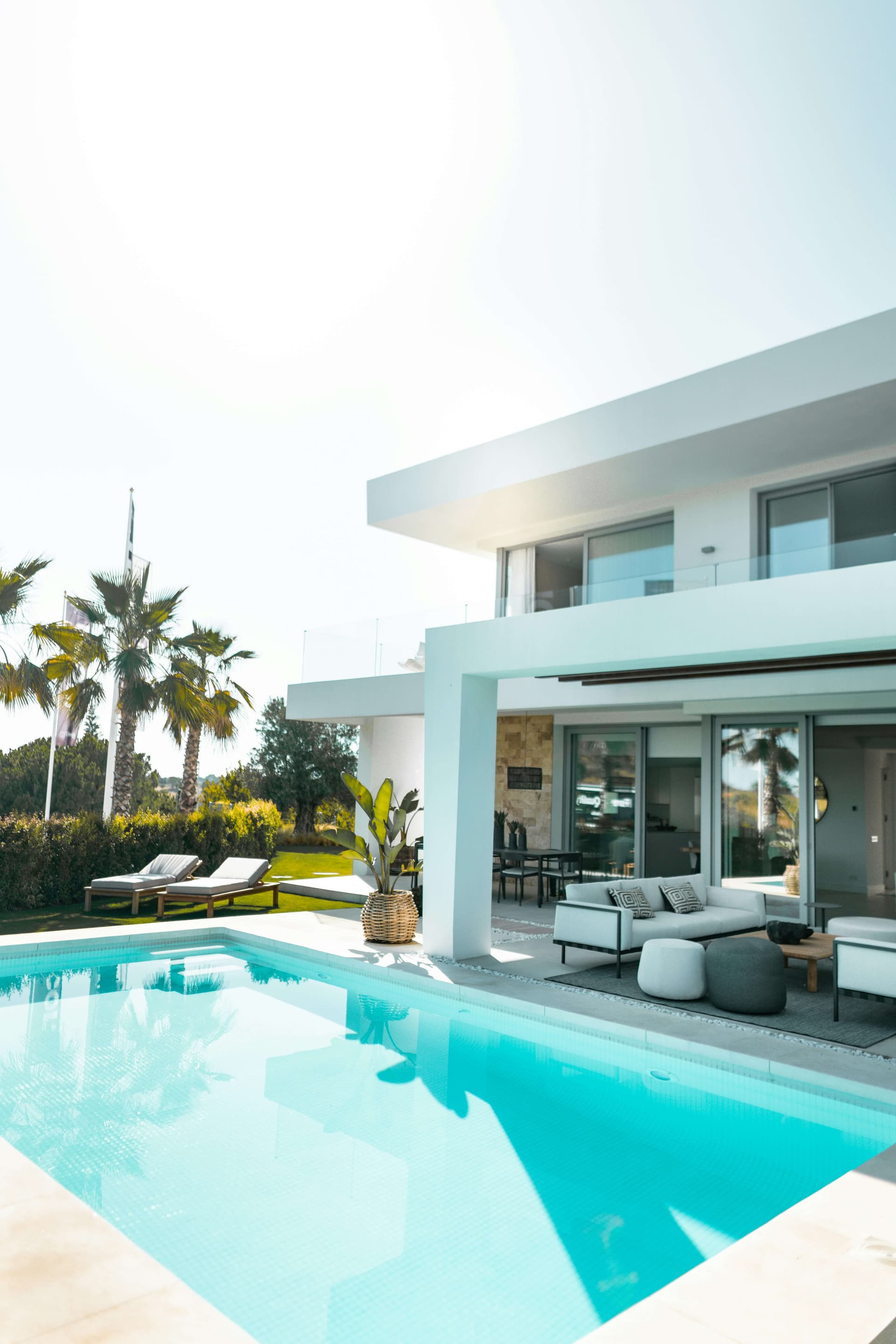 Detalle de ambiente de piscina con zona de estar exterior
