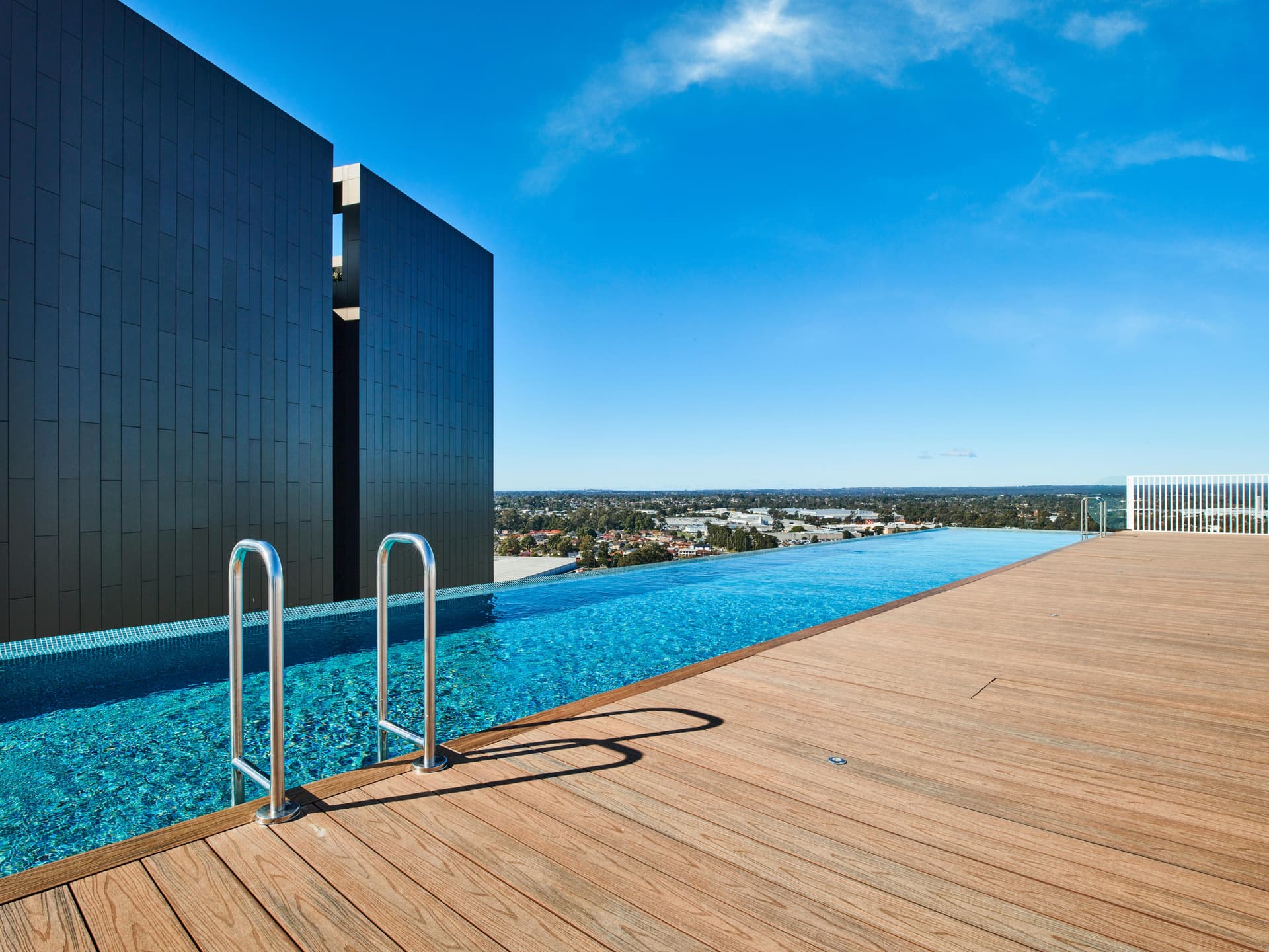 Piscina desbordante de diseño integrada con la arquitectura de la villa
