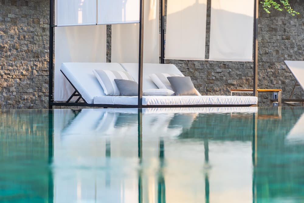Piscina infinity desbordante con vistas al mar en la Costa Brava