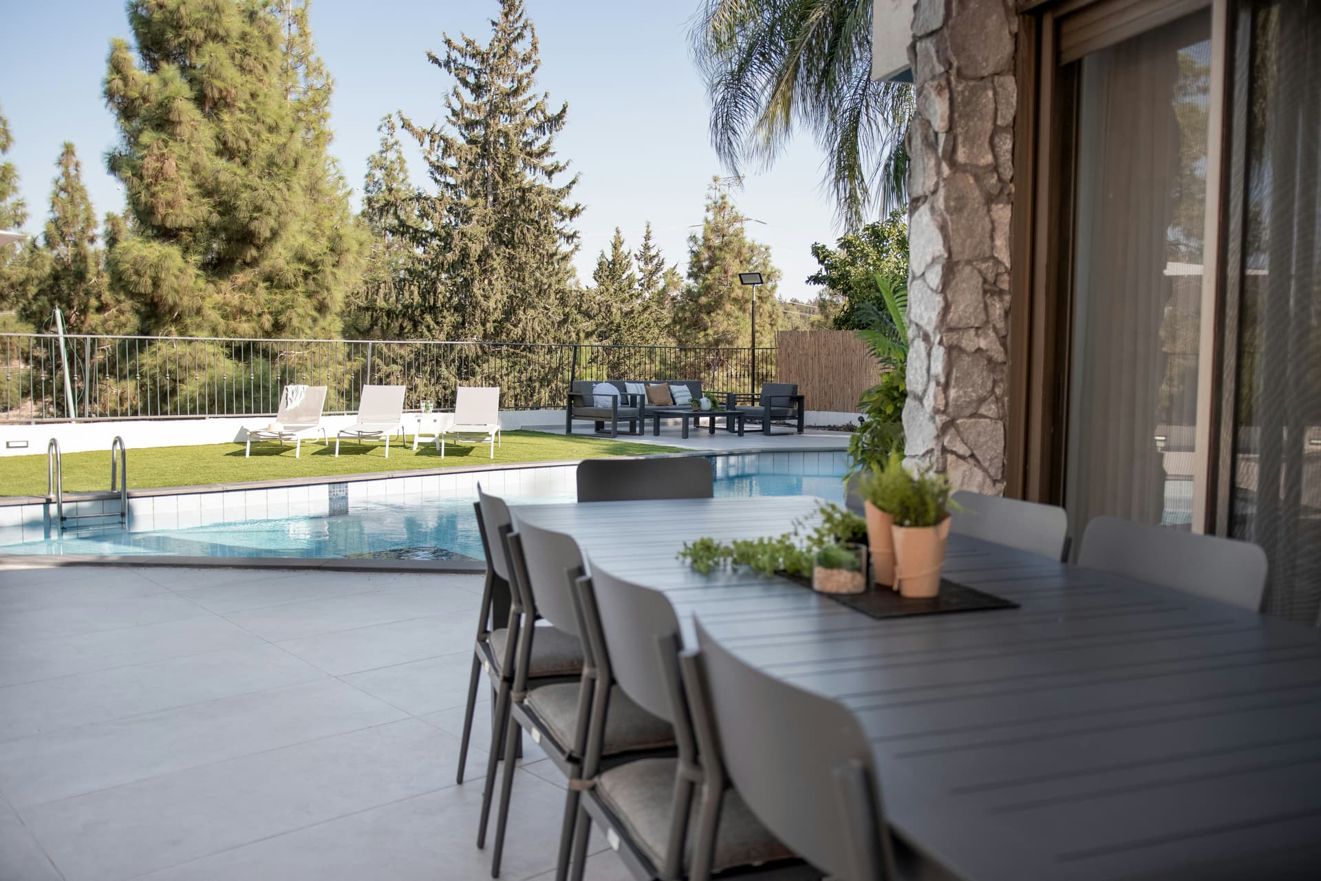 Reforma de piscina existente con nuevo revestimiento de gresite